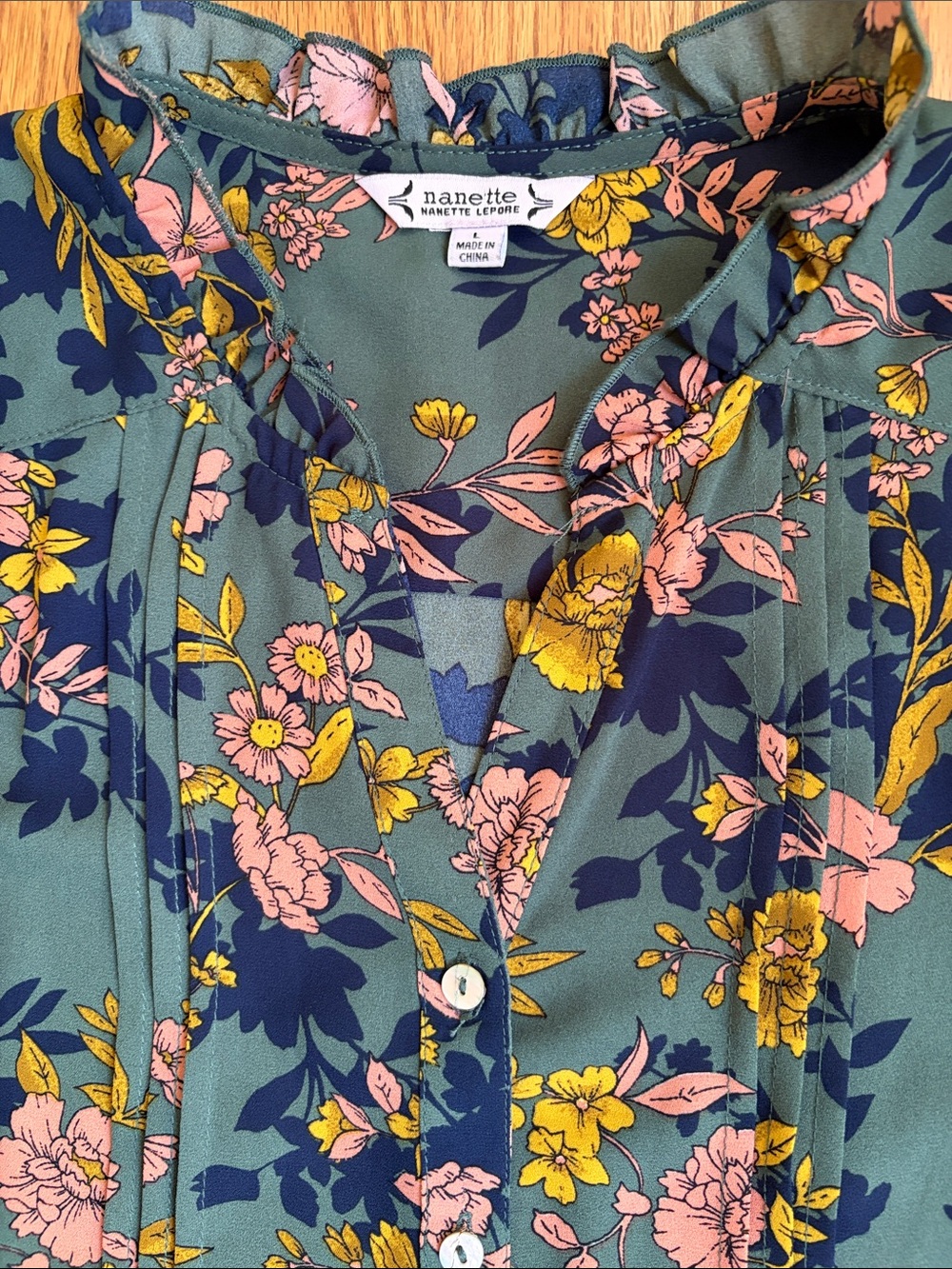 Nanette Lepore Lora Olive Green Floral Button-Up Top. Size: Large - Picture 4 of 10